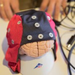 Fête de la science : l'équipe-projet Neurosys en démonstration pour l'émission de télévision C'est pas sorcier - "avec l'interface cerveau-machine, visualisez l'activité cérébrale"
Neurosys cherche les ponts fonctionnels entre les neurones, ses populations et le comportement en modélisant mathématiquement ses relations et en analysant des données expérimentales, comme les potentiels d'action, les potentiels de champs local et les électroencéphalogrammes (EEG). Cette approche aboutira a une meilleure compréhension du cerveau comme système.