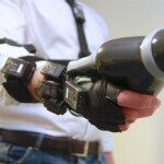 Interaction homme-robot : lors d'une poignée de main, capture du mouvement du bras et de la pression de la main.