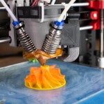 Cette turbine est faite à partir de 3 filaments : cyan, magenta et jaune ; ses couleurs modélise la variation de température lors de son utilisation.
Noémie Vennin et Pierre Bedell, ingénieurs de recherche, créent leurs propres filaments de couleur avec une extrudeuse en mélangeant des pellets (billes en plastique) avec des pigments. Un algorithme permet ensuite dimprimer en 3D la couleur là où on souhaite. Cette imprimante a trois entrées (cyan, magenta, jaune) sur une buse de 0,4 millimètre.
Actuellement les propriétés optiques des filaments du commerce ne sont pas assez précises. Créer ces filaments permet donc de maîtriser toutes les propriétés de lentrée pour les comparer à celles de sortie.
Le disque montre tout le spectre de couleurs réalisables à partir des trois couleurs (cyan, magenta, jaune); il est composé de micro-couches de chaque couleur : cest en fonction de lépaisseur de la micro-couche qu'on percevra les différentes couleurs.
La couleur apporte de linformation : ce peut être une aide visuelle, pédagogique. La technique peut aussi permettre d'envisager des combinaisons plus poussées, notamment en associant couleur et texture.
En savoir plus : <a href="https://hal.inria.fr/hal-01660621" target="_blank" class="TextGris" rel="noopener">Color Fused Filament Fabrication </a>