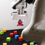 Le laboratoire possède du matériel mutualisé : ce bras robotique de la plateforme Ciarat, utilisé par l'équipe-projet LARSEN, est muni d'une pince pour attraper objets plus ou moins mous.